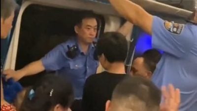 浙江货运列车脱轨撞停载客列车 乘客受困3小时 破窗通风