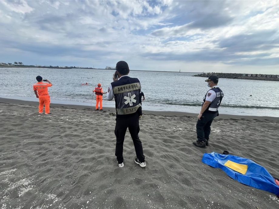 海中游泳遭3犬狂扑撕咬 老翁被救起后身亡