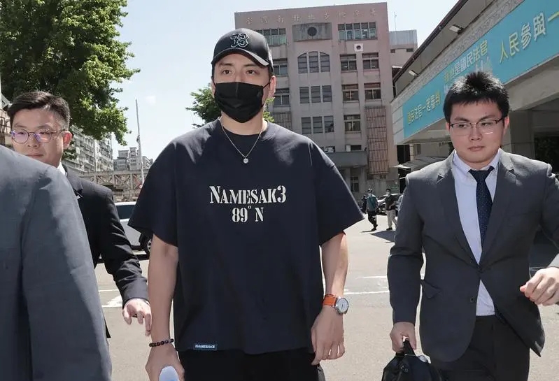 涉个人法|王大陆首度现身应讯 不认逃兵无主观犯意