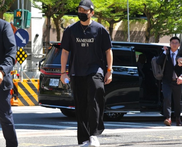 涉个人法|王大陆首度现身应讯 不认逃兵无主观犯意