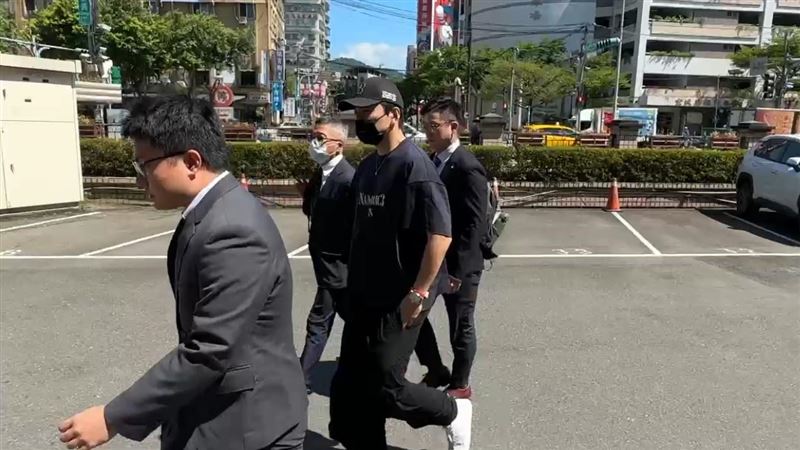 涉个人法|王大陆首度现身应讯 不认逃兵无主观犯意