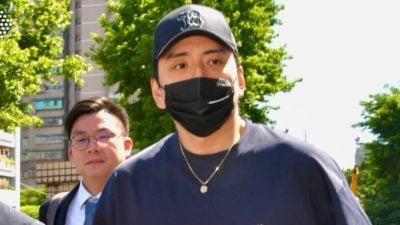 王大陆首度现身应讯 涉个资法不认罪