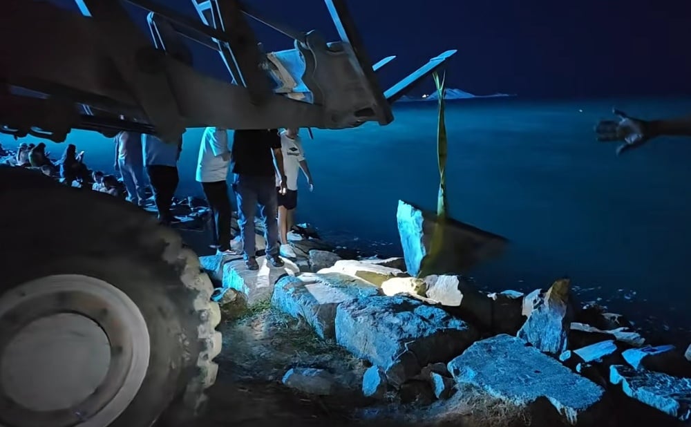 游客感动召来起重机帮忙寻手机 “大马人的善良比日落更美”