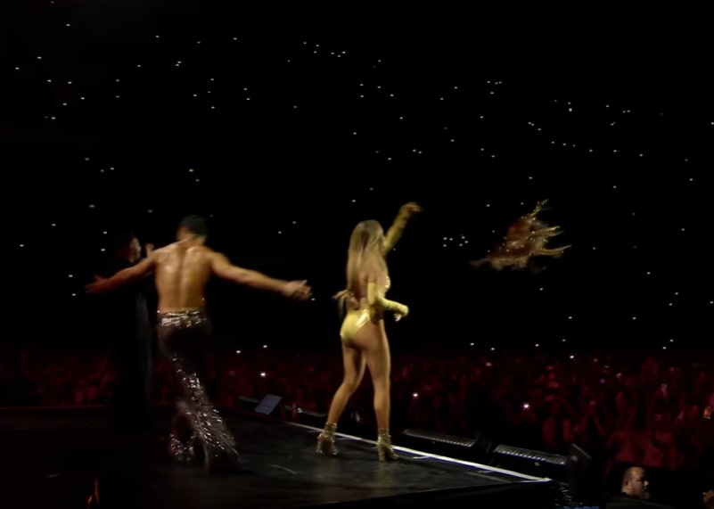 演出时裙子滑落 珍妮花洛庇丝帅气丢向观众