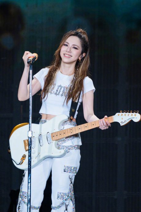 演唱会后狂签新书1小时 邓紫棋开吃播被酸胖