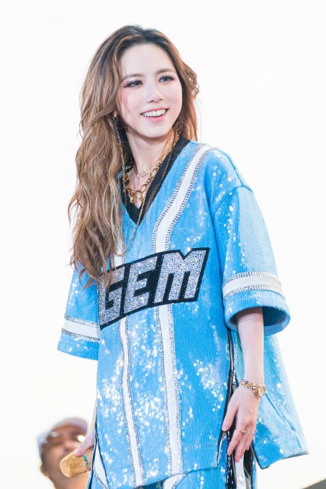 演唱会后狂签新书1小时 邓紫棋开吃播被酸胖