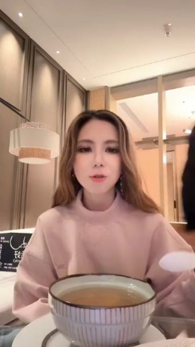 演唱会后狂签新书1小时 邓紫棋开吃播被酸胖