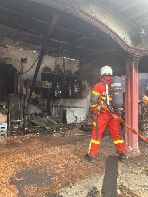 火烧屋殃及四摩托车 幸无人伤亡