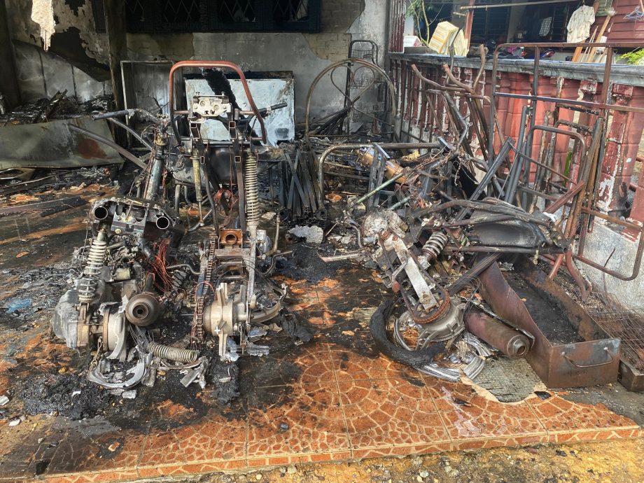 火烧屋殃及四摩托车 幸无人伤亡