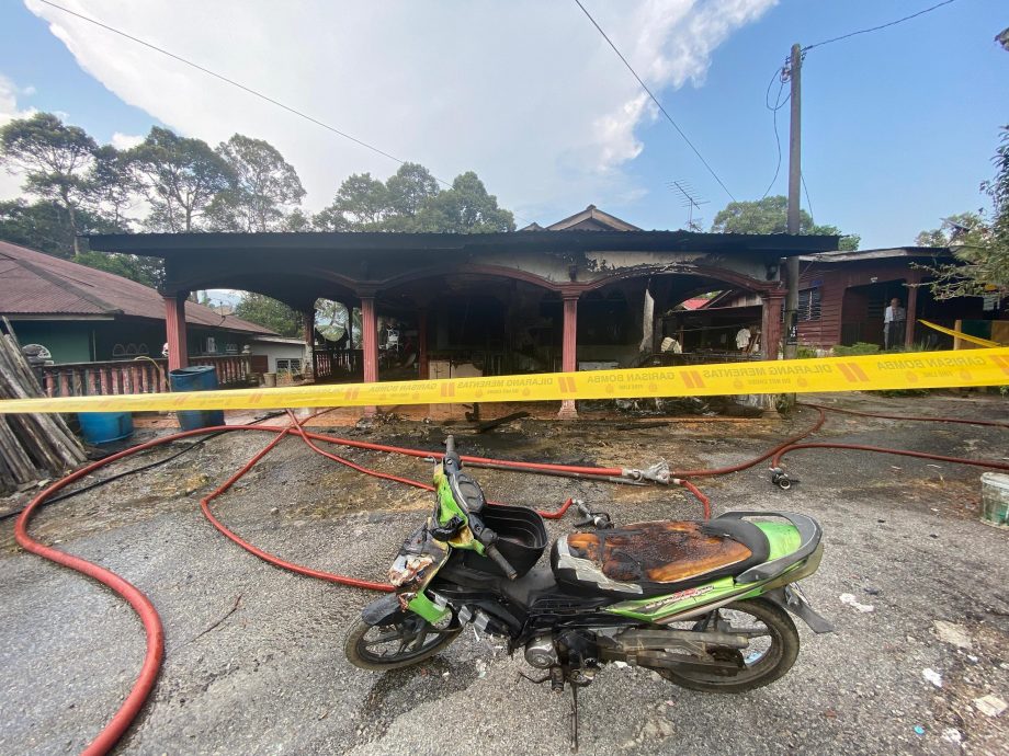 火烧屋殃及四摩托车 幸无人伤亡