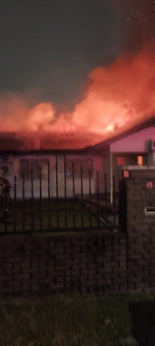 灵市甘榜东姑排屋清晨起火　67岁妇女烧伤送院