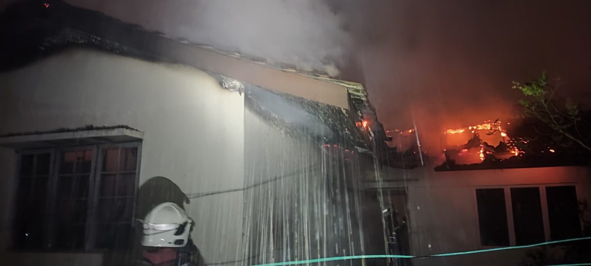 灵市甘榜东姑排屋清晨起火　67岁妇女烧伤送院