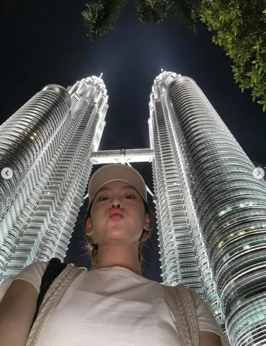 炎明熹现身大马 “迷之角度”打卡双峰塔