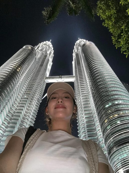 炎明熹现身大马 “迷之角度”打卡双峰塔