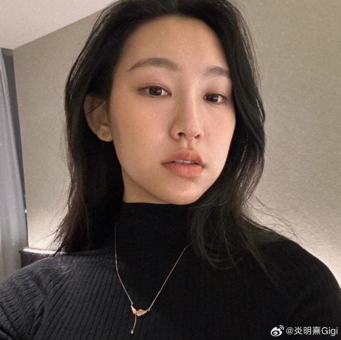 炎明熹现身大马 “迷之角度”打卡双峰塔