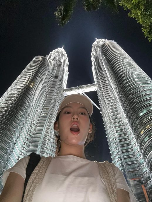 炎明熹现身大马 “迷之角度”打卡双峰塔
