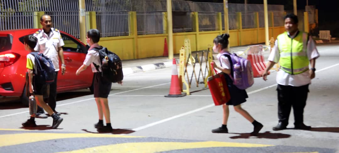 烟霾恶化 学生戴口罩上学