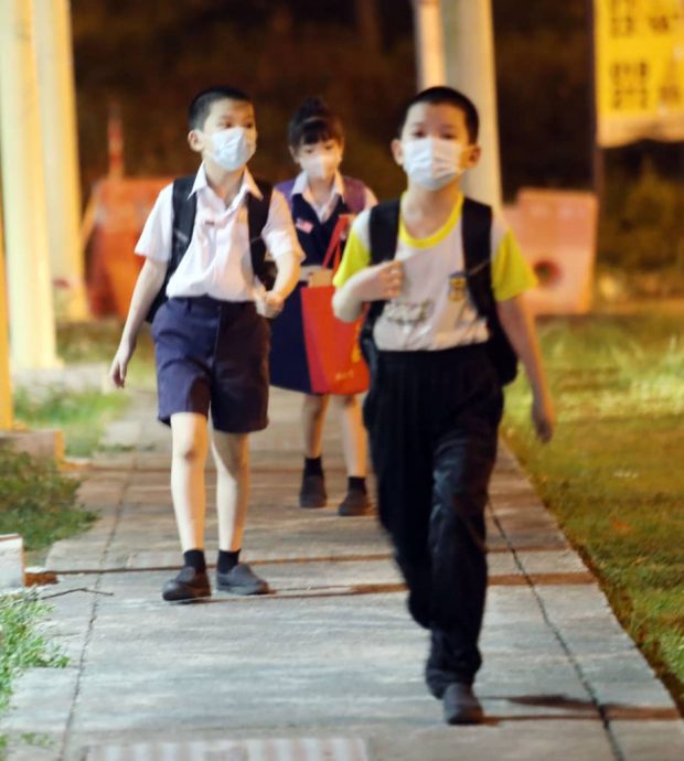 烟霾恶化 学生戴口罩上学