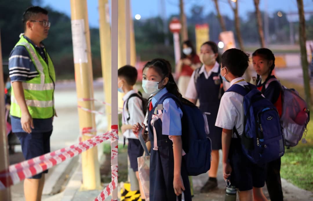 烟霾恶化 学生戴口罩上学