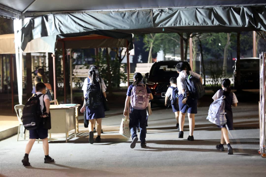 烟霾恶化 学生戴口罩上学