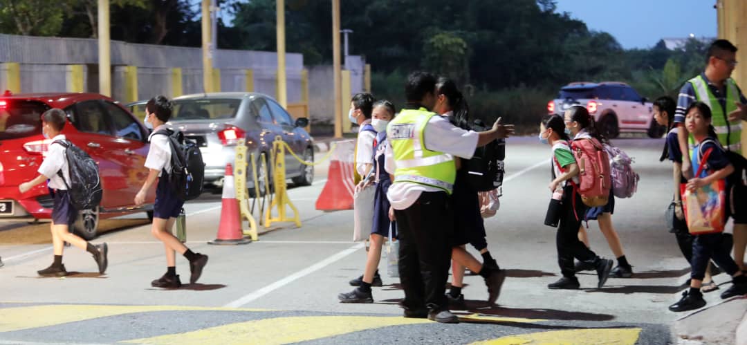 烟霾恶化 学生戴口罩上学