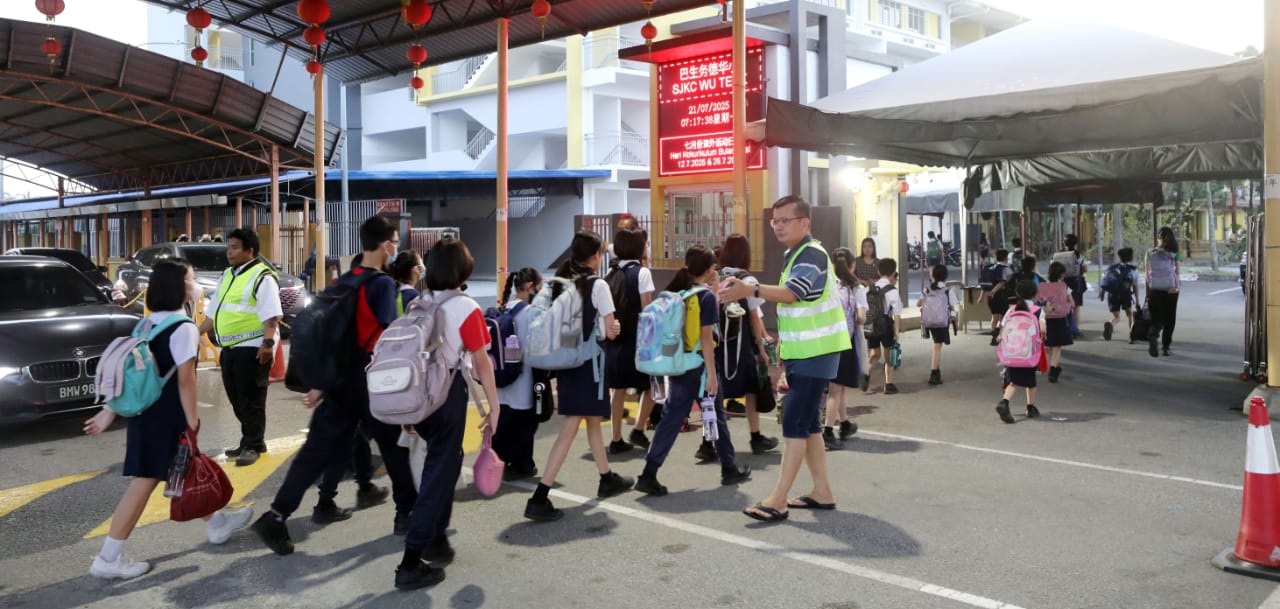 烟霾恶化 学生戴口罩上学