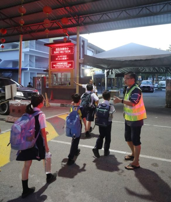 烟霾恶化 学生戴口罩上学