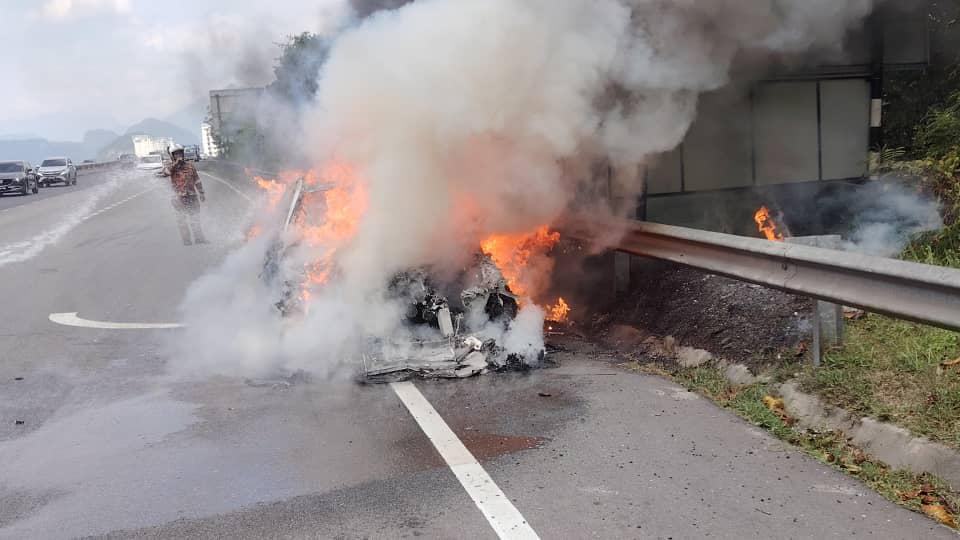 烧毁约80%无人伤亡 一车南北大道突起火