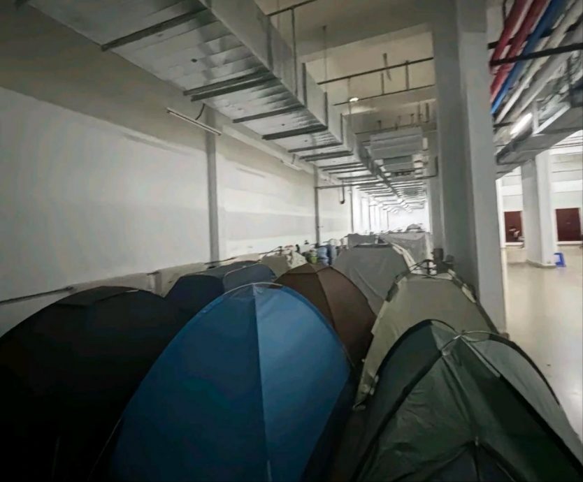 热浪来势汹汹 图书馆与走廊搭帐篷成避暑之地