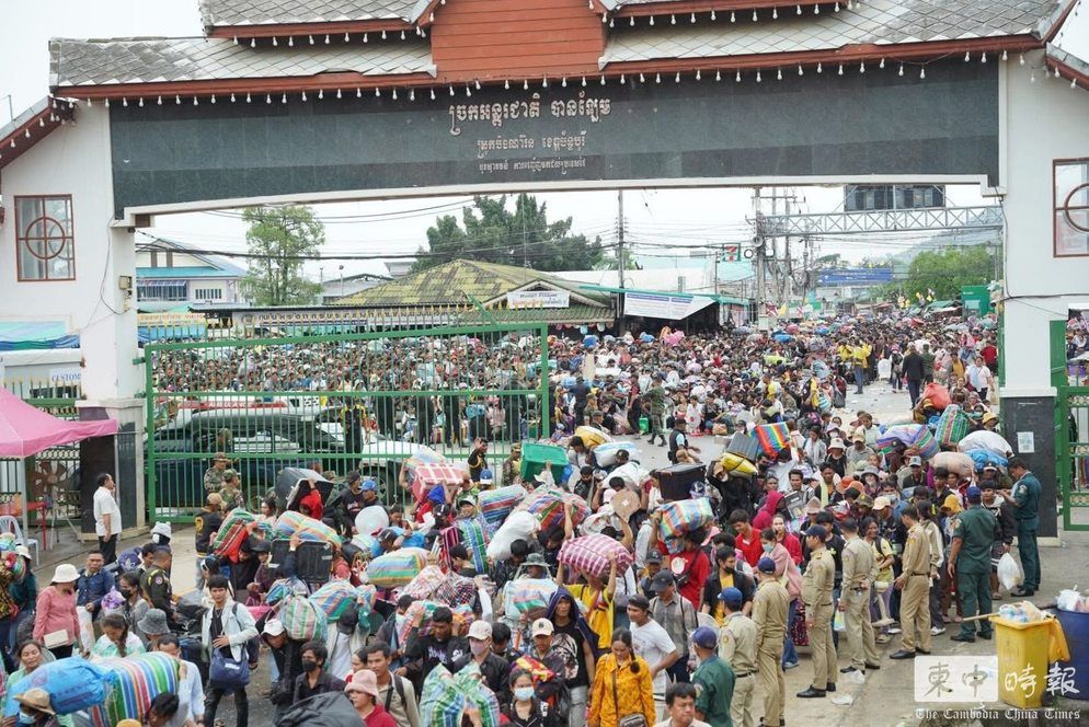 爆大规模返乡潮!10万柬埔寨人紧急撤离泰国 人海画面曝光