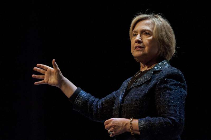 爱泼斯坦的名单未出 美司法部转头解密希拉里“邮件门”