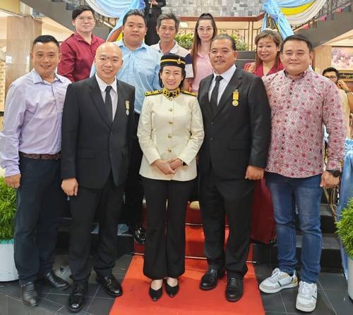 版八／大北马受封／图文：打一个四字题