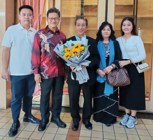 版八／大北马受封／图文：打一个四字题