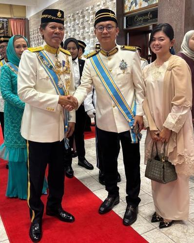 版八／大北马受封／图文：打一个四字题