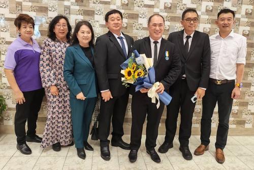 版八／大北马受封／图文：打一个四字题