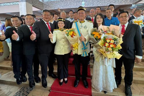 版八／大北马受封／图文：打一个四字题