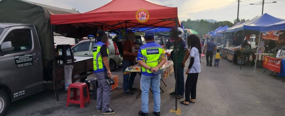 牙也县会展开执法 非法小贩物品充公