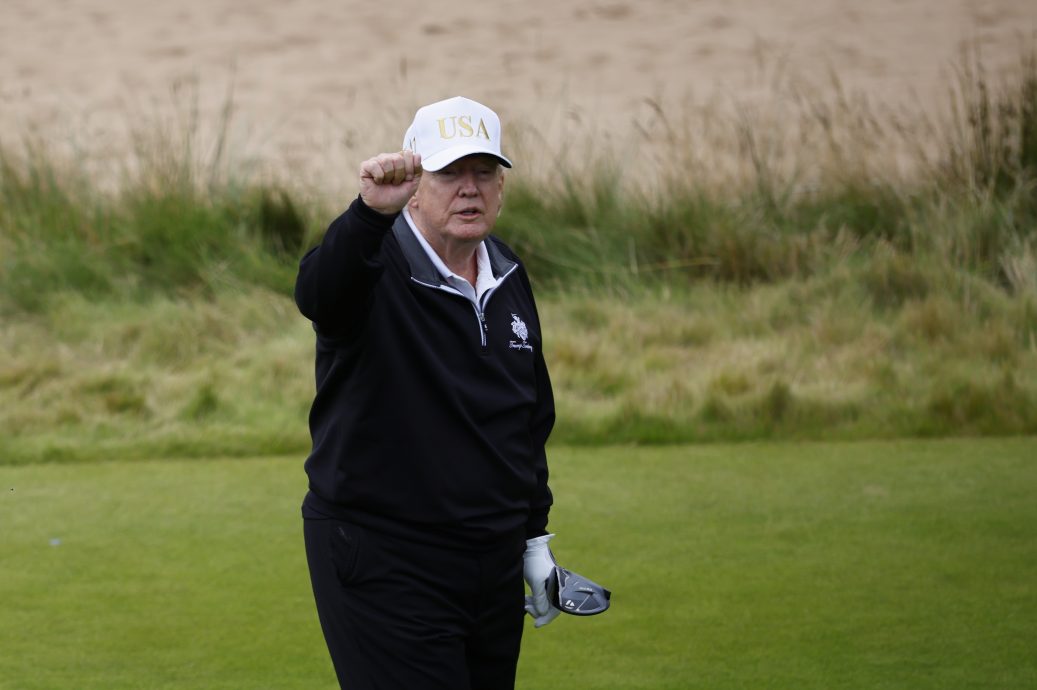 特朗普为自家高球场揭幕─结束苏格兰模糊公私界限之行程