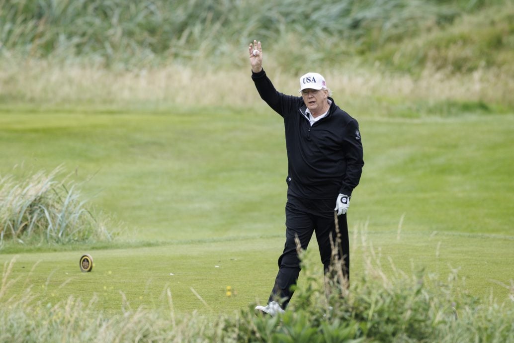 特朗普打球作弊？球僮疑似丢球给他打的影片疯传