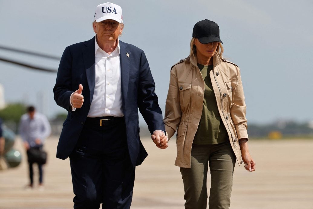 特朗普携夫人访得州洪灾灾区 被问是否及时发洪水警告斥记者邪恶 