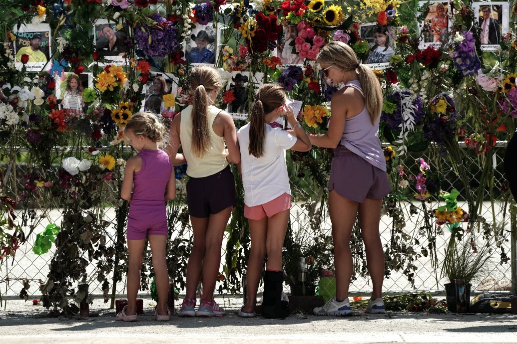 特朗普携夫人访得州洪灾灾区 被问是否及时发洪水警告斥记者邪恶 