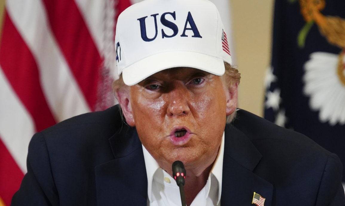 特朗普携夫人访得州洪灾灾区 被问是否及时发洪水警告斥记者邪恶 