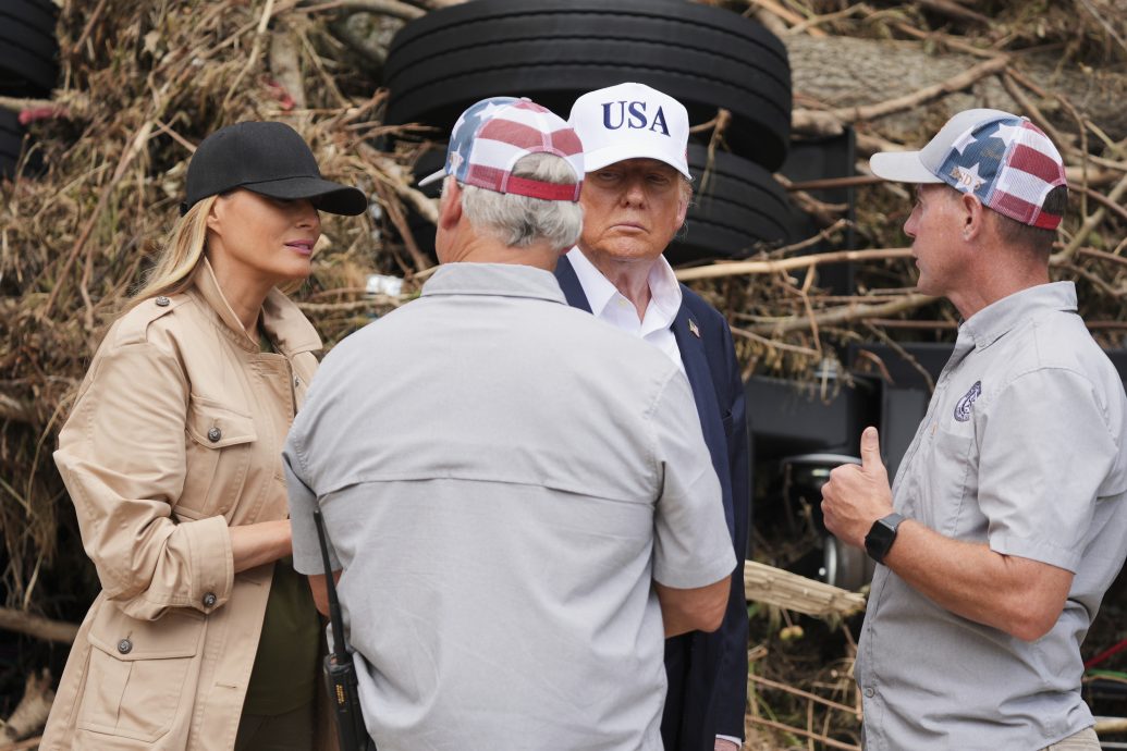 特朗普携夫人访得州洪灾灾区 被问是否及时发洪水警告斥记者邪恶 