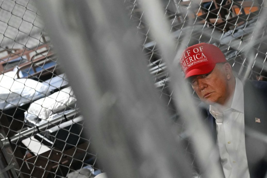 特朗普视察新移民拘留中心“鳄鱼恶魔岛” 建议“遇到鳄鱼不要跑直线”