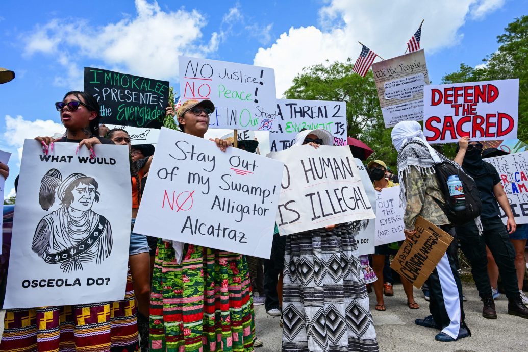 特朗普视察新移民拘留中心“鳄鱼恶魔岛” 建议“遇到鳄鱼不要跑直线”