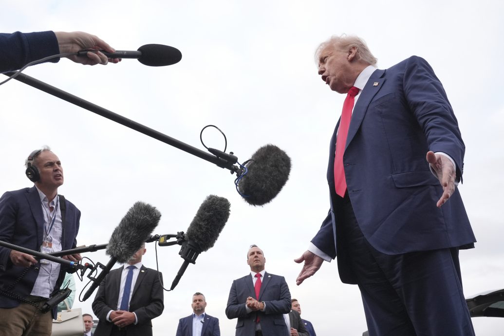 特朗普访苏格兰　声称难民“在杀死”欧洲吁团结应对