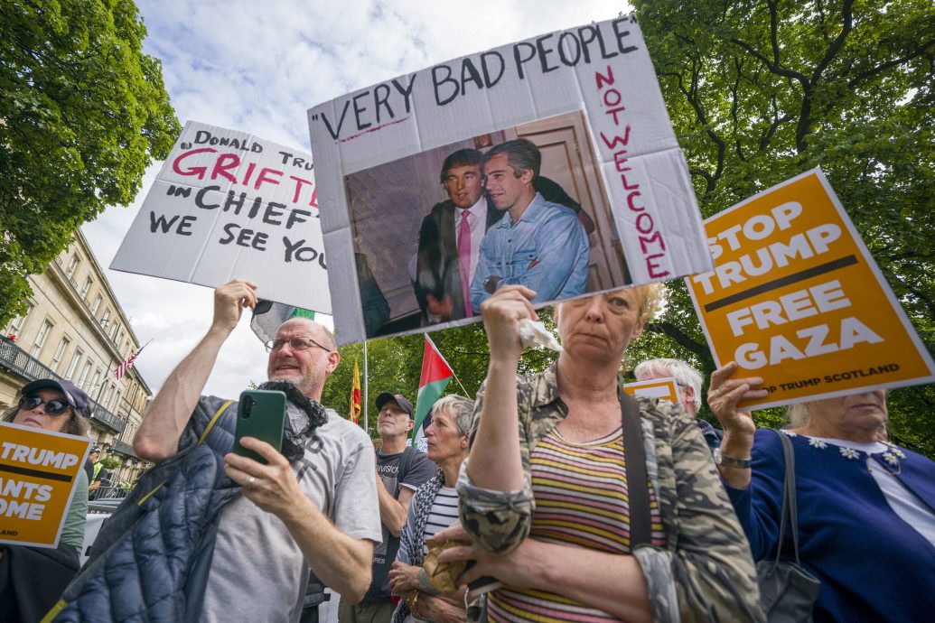 特朗普访问英国苏格兰 大批民众走上街头抗议