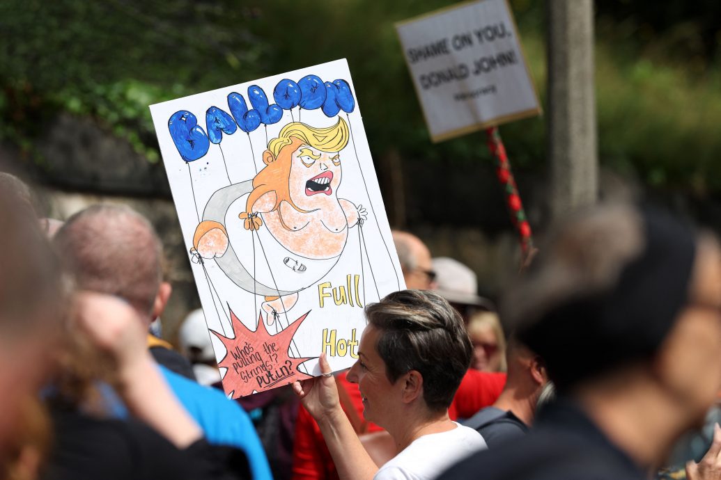 特朗普访问英国苏格兰 大批民众走上街头抗议