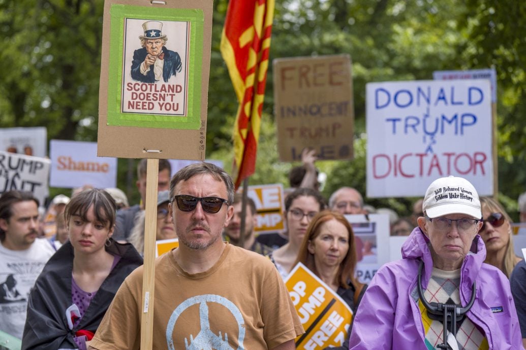 特朗普访问英国苏格兰 大批民众走上街头抗议