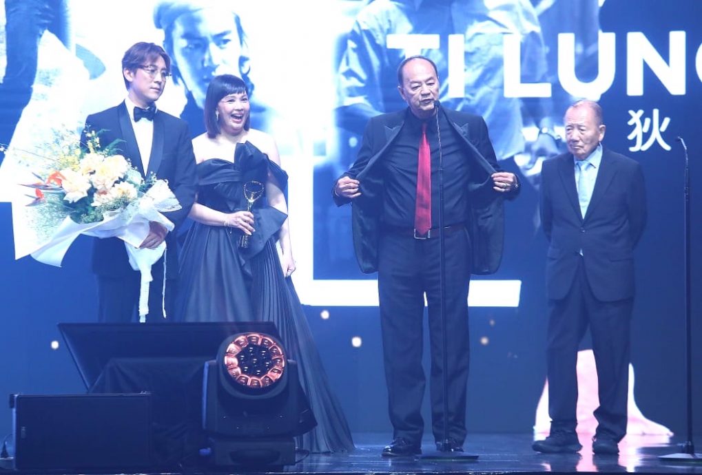 狄龙荣膺终身成就奖　谭俊彦惊喜献花 